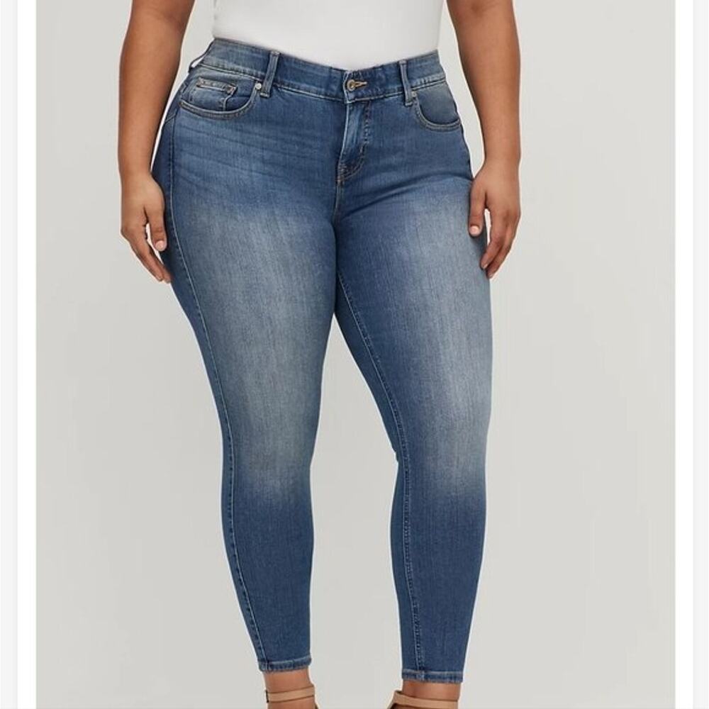 TORRID Bomshell Skinny, Size 14R, Premium Stretch, High Rise, Medium Wash
